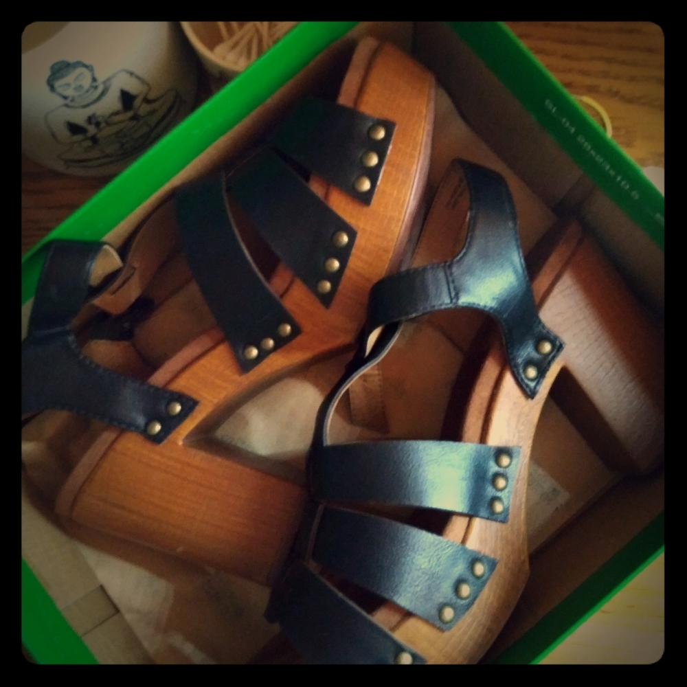 White Mountain- Foot Bed heels W/Box